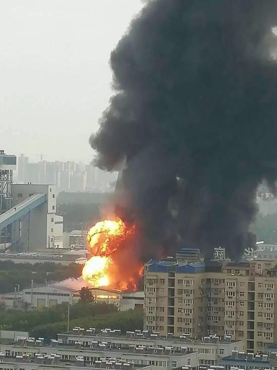 西安一电厂着火 现场有爆炸声黑烟数十米高