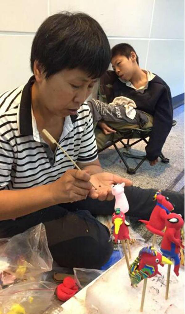 四川母亲为救脑瘫儿子捏泥人筹款 靠手艺挣钱心安