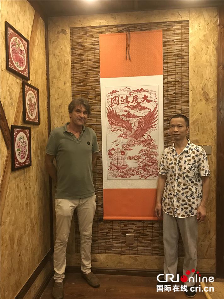 法国记者奥利维尔与剪纸传承人周于坊