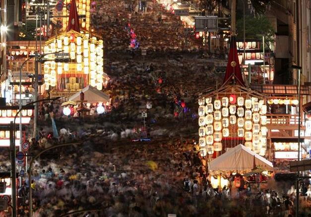 日本京都祇园祭前夜预热3 5万人顶酷暑赏夏夜盛景