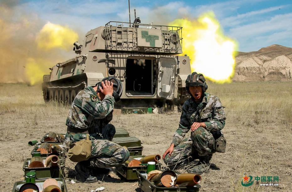 新疆军区某装甲团炮兵营组织自行火炮进行实弹射击训练