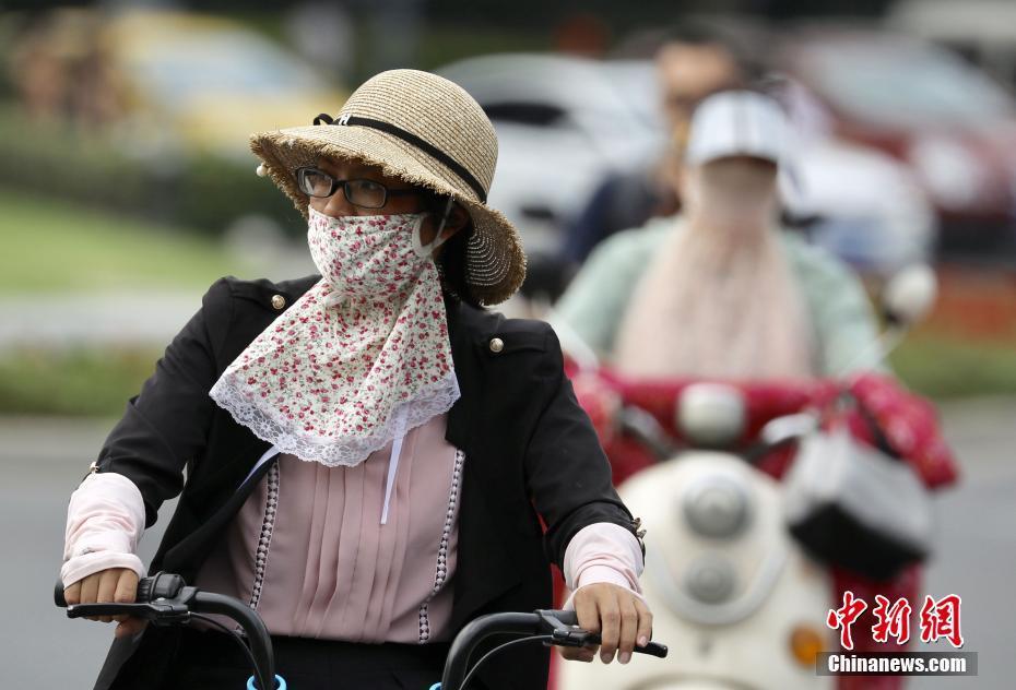 高温来袭南京民众防空洞内避暑纳凉