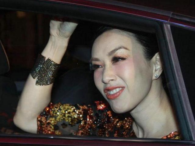 钟丽缇近照曝光,车内对着镜头嘟嘴卖萌,大秀表情