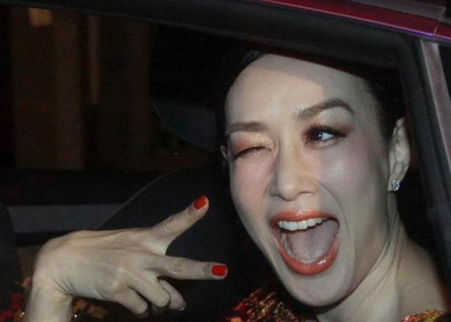 钟丽缇近照曝光,车内对着镜头嘟嘴卖萌,大秀表情