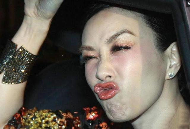 钟丽缇近照曝光,车内对着镜头嘟嘴卖萌,大秀表情