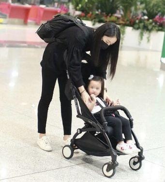 对于这个充满爱心的小号，网友觉得，董璇和高云翔这是想拿宝贝女儿打翻身仗。