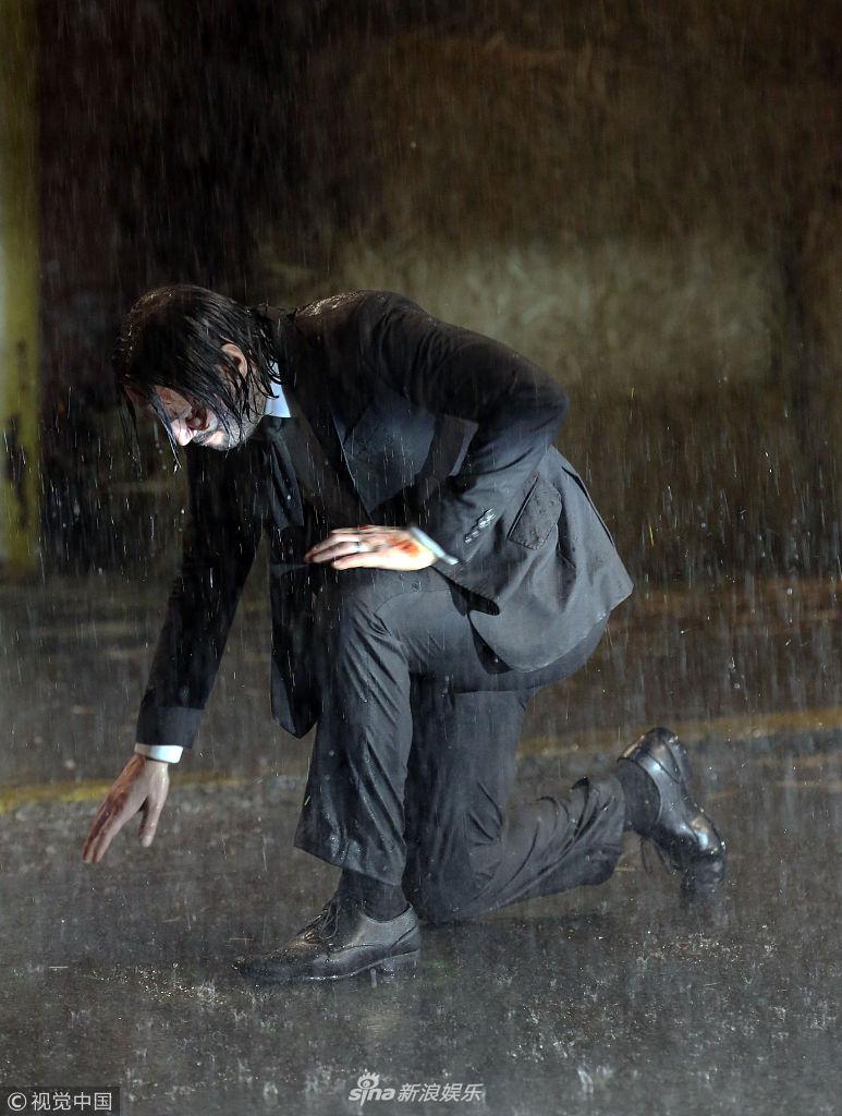 组图:拼命三郎!基努里维斯穿西装拍打戏 雨中流血翻滚