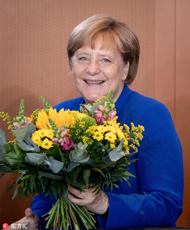 默克尔出席内阁会议获财长送花庆生