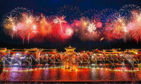 烟花大赏 最后,全体嘉宾来到美丽的小镇水畔,共同领略了复华「丽江