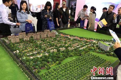 资料图：民众在2017年北京春季房展会上的某楼盘展台咨询。中新网 程春雨 摄