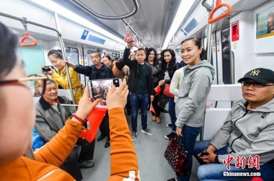 乌鲁木齐地铁1号线北段6月试运行，民众5月9日登车试乘。刘新 摄
