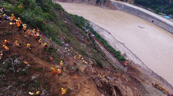 航拍宝成铁路抢险现场：“蜘蛛人”身系吊绳上悬崖撬掉危石