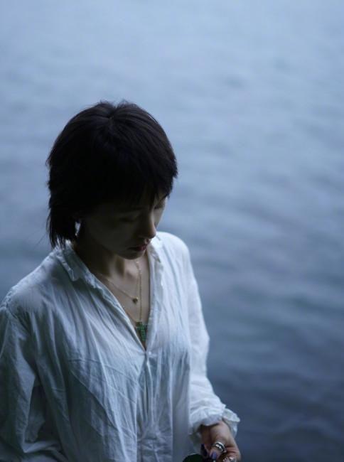 照片中，她穿了一件“男友款”的白衬衫，肤白腿长，低胸诱惑……还是非常美的。