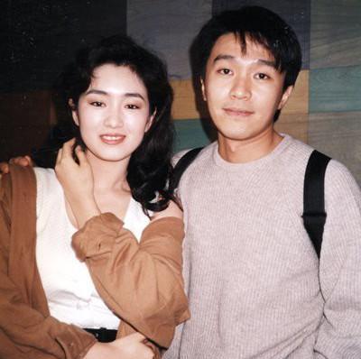 周星驰与多名女星合影留念,如今20年过去了,一生无子让人心酸