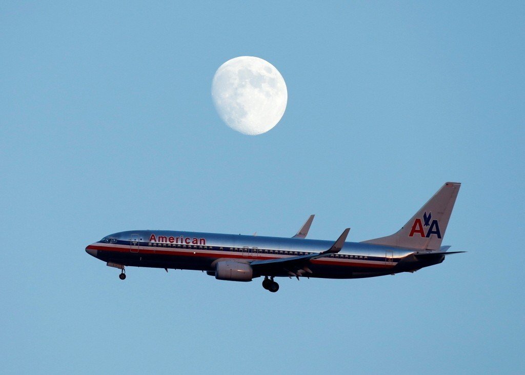 一架正在空中飛翔的美國航空客機(圖片來源: