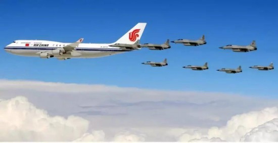 △2015年4月20日,巴基斯坦“枭龙”战机为习近平主席专机护航