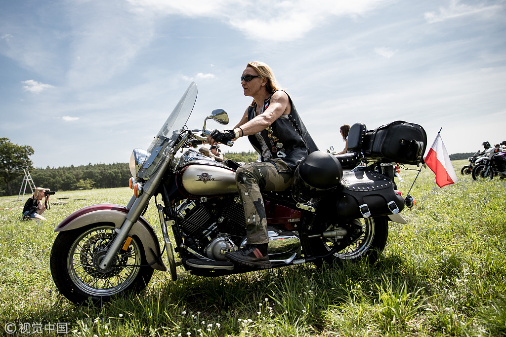 6 德国举办女性摩托车节 美女骑手酷劲十足