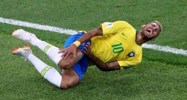 内马尔回应翻滚:过人突破是我的风格 被铲翻很疼