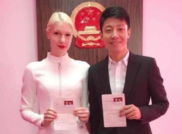 但结婚后,他们的生活总是被网友来讨论,有人说两人婚后生活不幸福,甚至有谣言称已经离婚。