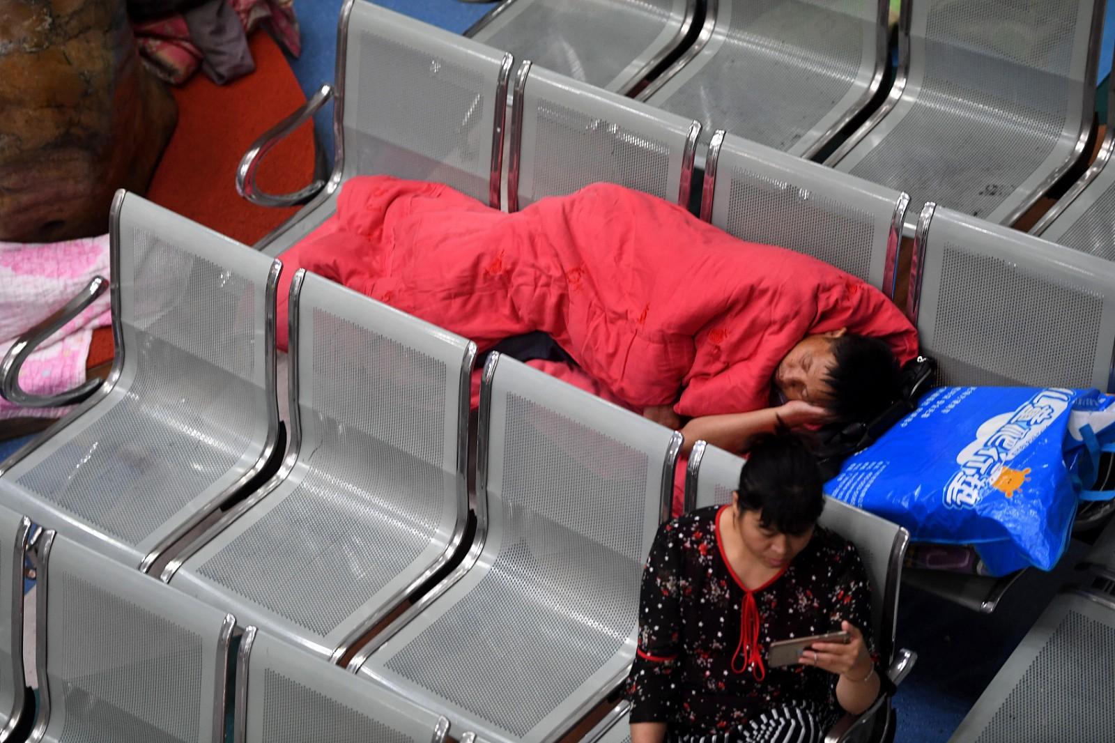 医院开放门诊大厅 患者家属打地铺省钱