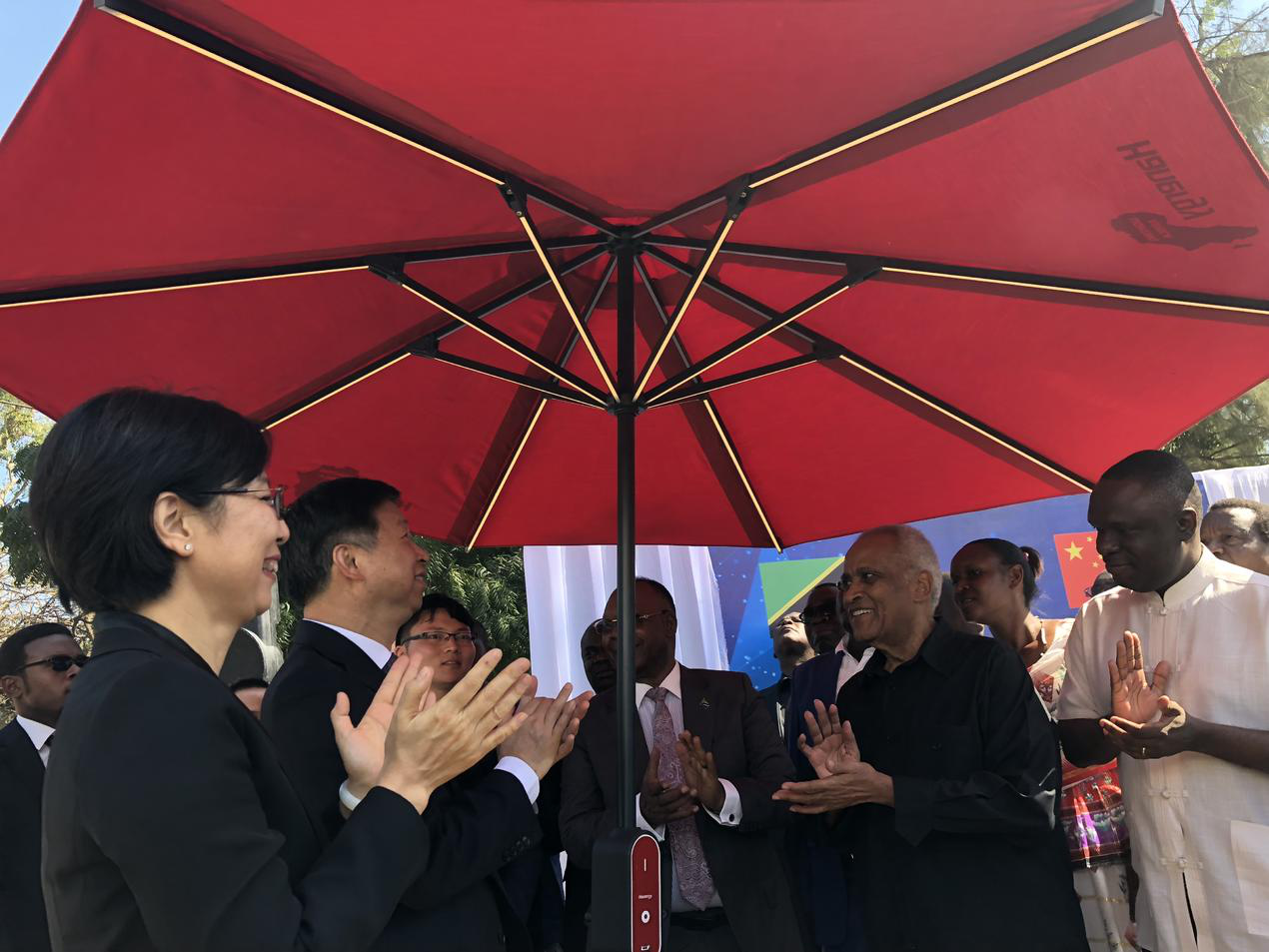 一把伞点亮能源孤岛 汉能汉伞落户坦桑尼亚