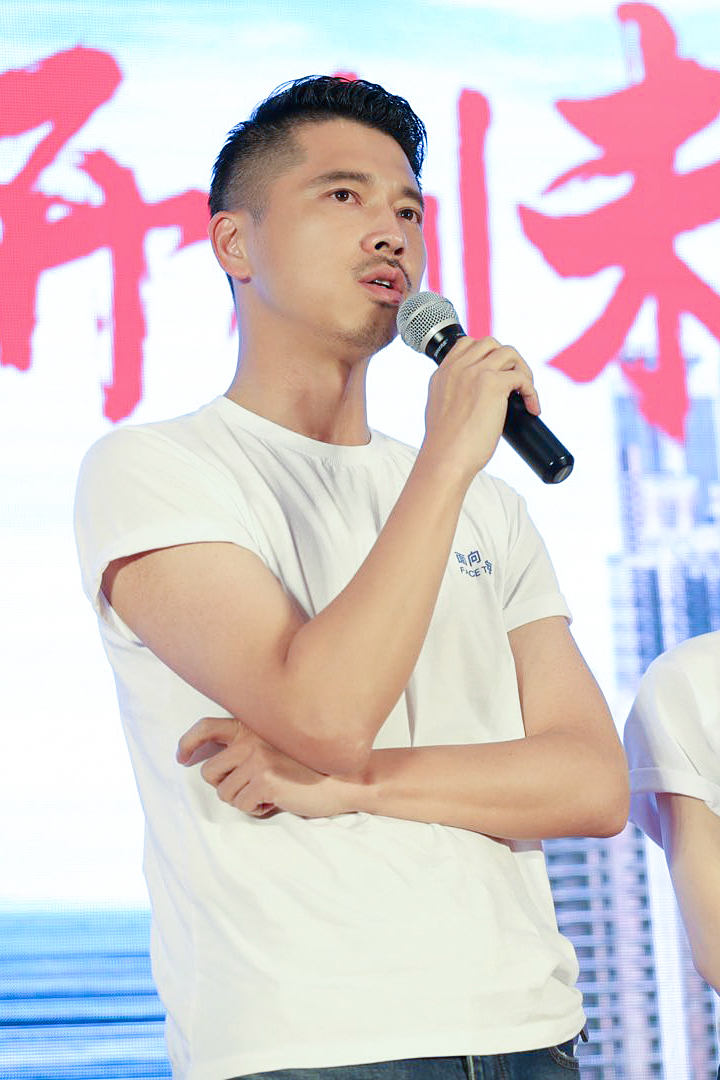 王雷面向大海新片发布诠释中国奋斗献礼时代