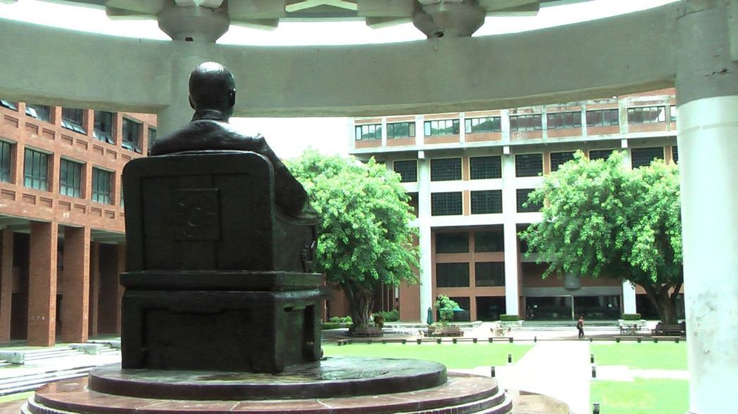 台湾中山大学拆除蒋铜像但留下孙中山铜像(图片来源：台湾《联合报》)