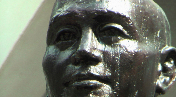 蒋介石铜像曾疑似留下“泪痕”(图片来源：台湾《联合报》)