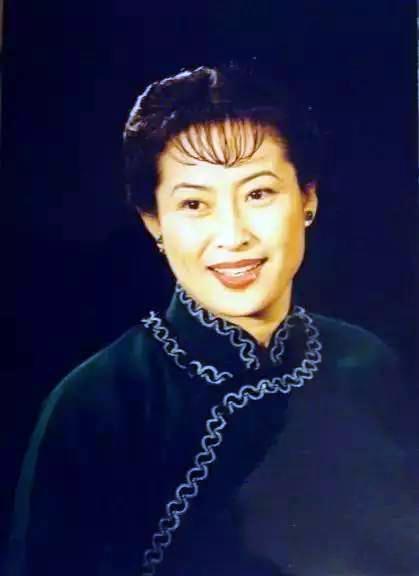 一看就是舞台上绝对的女一号，压得住台，气场非常强大。