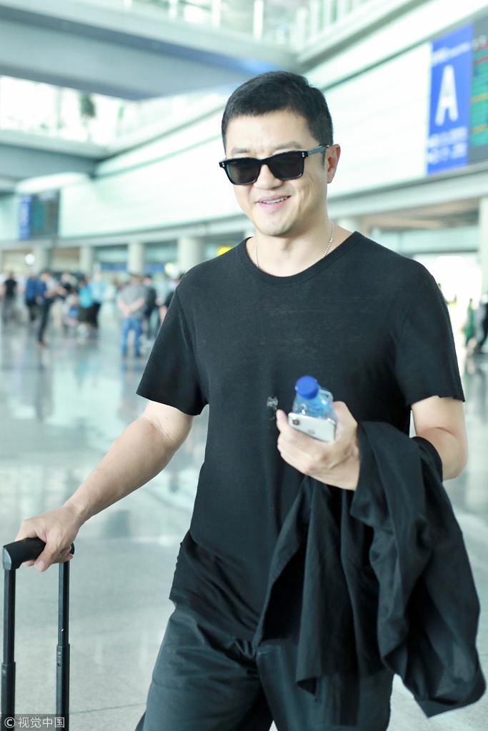李亚鹏简约黑t配墨镜酷帅十足