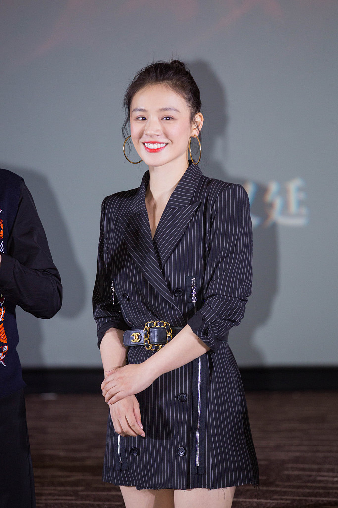 马思纯穿条纹西装裙简洁大气大长腿吸睛