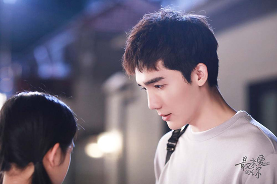 近期,由演员曹煜辰参与主演的"半糖主义"青春剧《最亲爱的你》强势霸