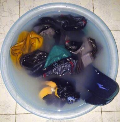 对门为装垃圾把校外的垃圾桶拖到了宿舍,第二天被大爷发现强行搬走.