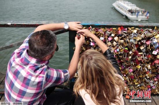 资料图：当地时间2015年5月29日，法国巴黎，艺术桥桥挂满爱情锁。