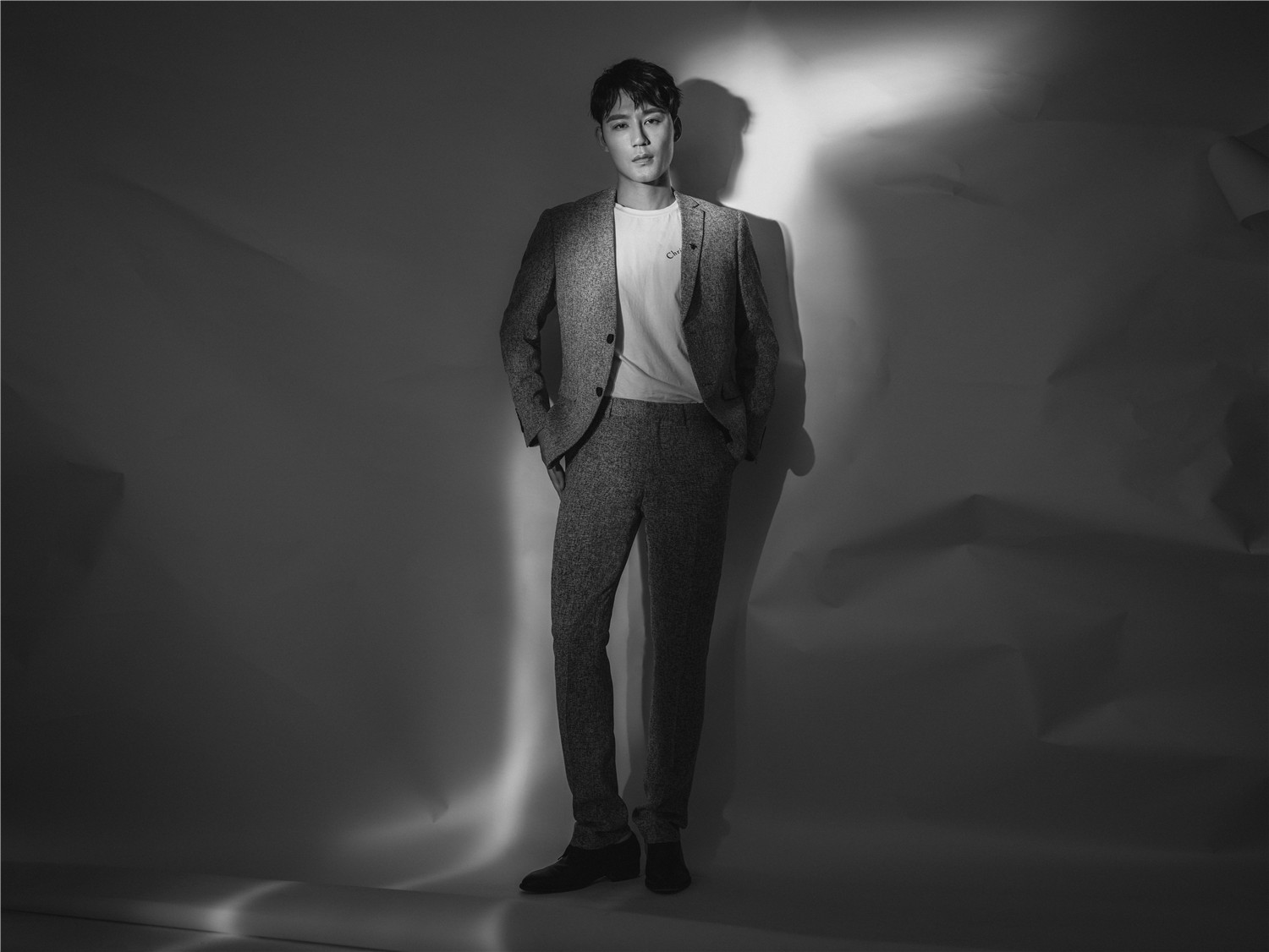 5 高凯元黑白时尚写真上线 光影交错展现迷幻世界