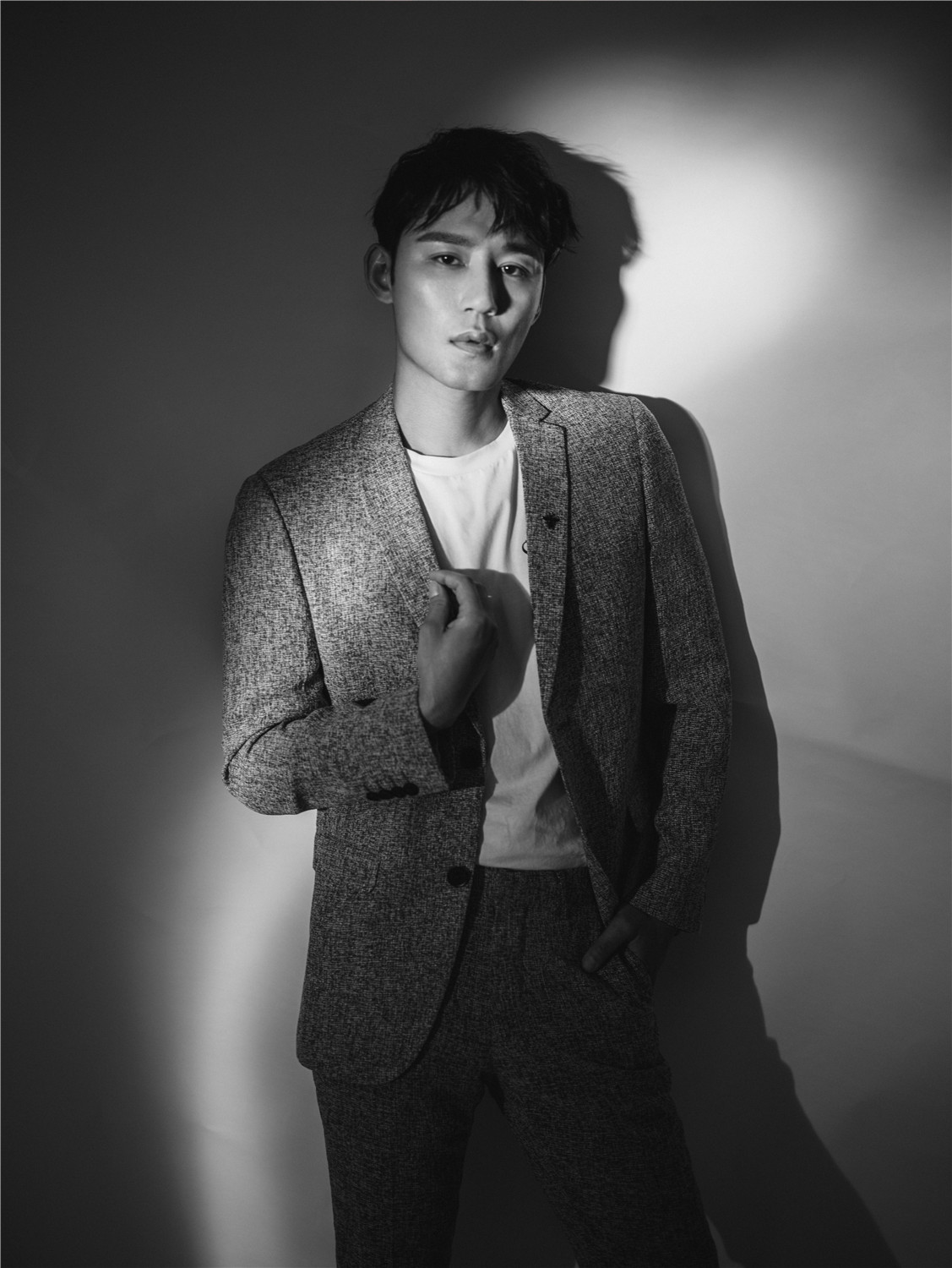 5 高凯元黑白时尚写真上线 光影交错展现迷幻世界