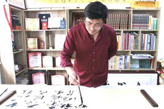 “字中有笔，笔中有禅”——记国家一级美术师嵇文敏