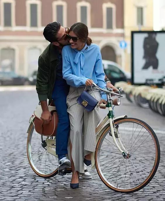 真丝材质柔软，泛着淡淡的柔光，穿过它你才知道什么叫做女人味。