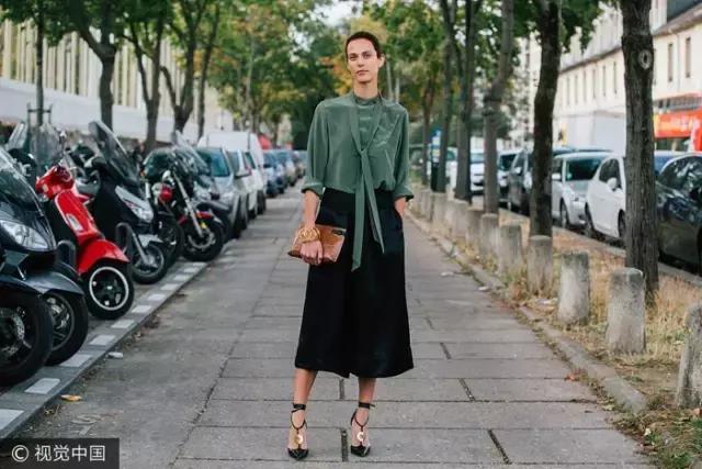 八、九分长的阔腿裤对于小个子女生来说更好驾驭，搭配一双高跟鞋，女人味和好身材都有了。