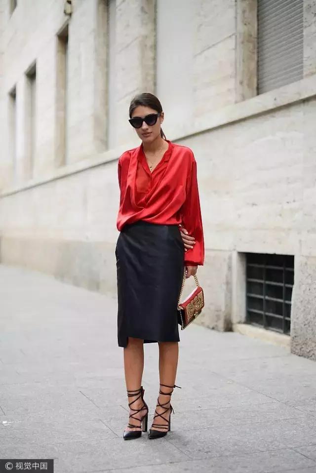 真丝衬衣垂坠，记得将衬衣收进裙腰，换掉这双绑带鞋整体线条会更好看。