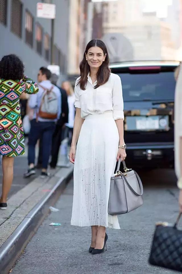 丝质衬衣的妙处就在于此，不失一件衬衣的得体与力量感，但是却不会过于直白、不留余地。