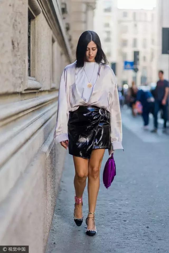 牛仔短裤和牛仔裤一样，可以让真丝衬衣变得更有活力，而真丝也让穿短裤的你更有女人味。