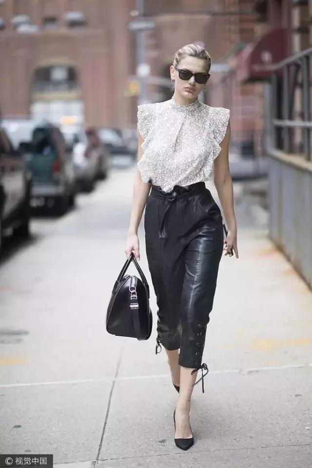 避免那些毫无特点的前系扣、立领款式，荷叶边装饰能让它看起来更年轻。