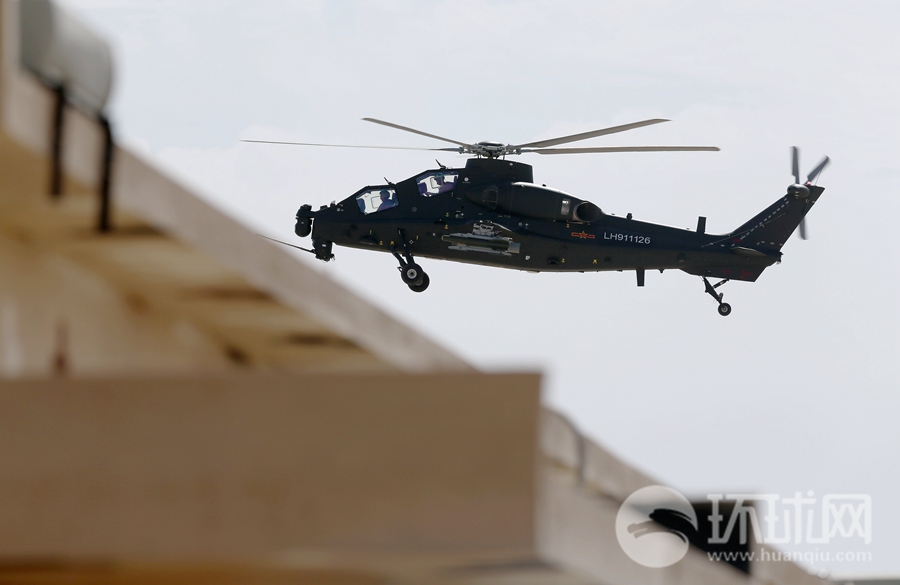 开幕式上,中国陆军官兵为观众进行了包括跳伞,陆航武装直升机编队飞行