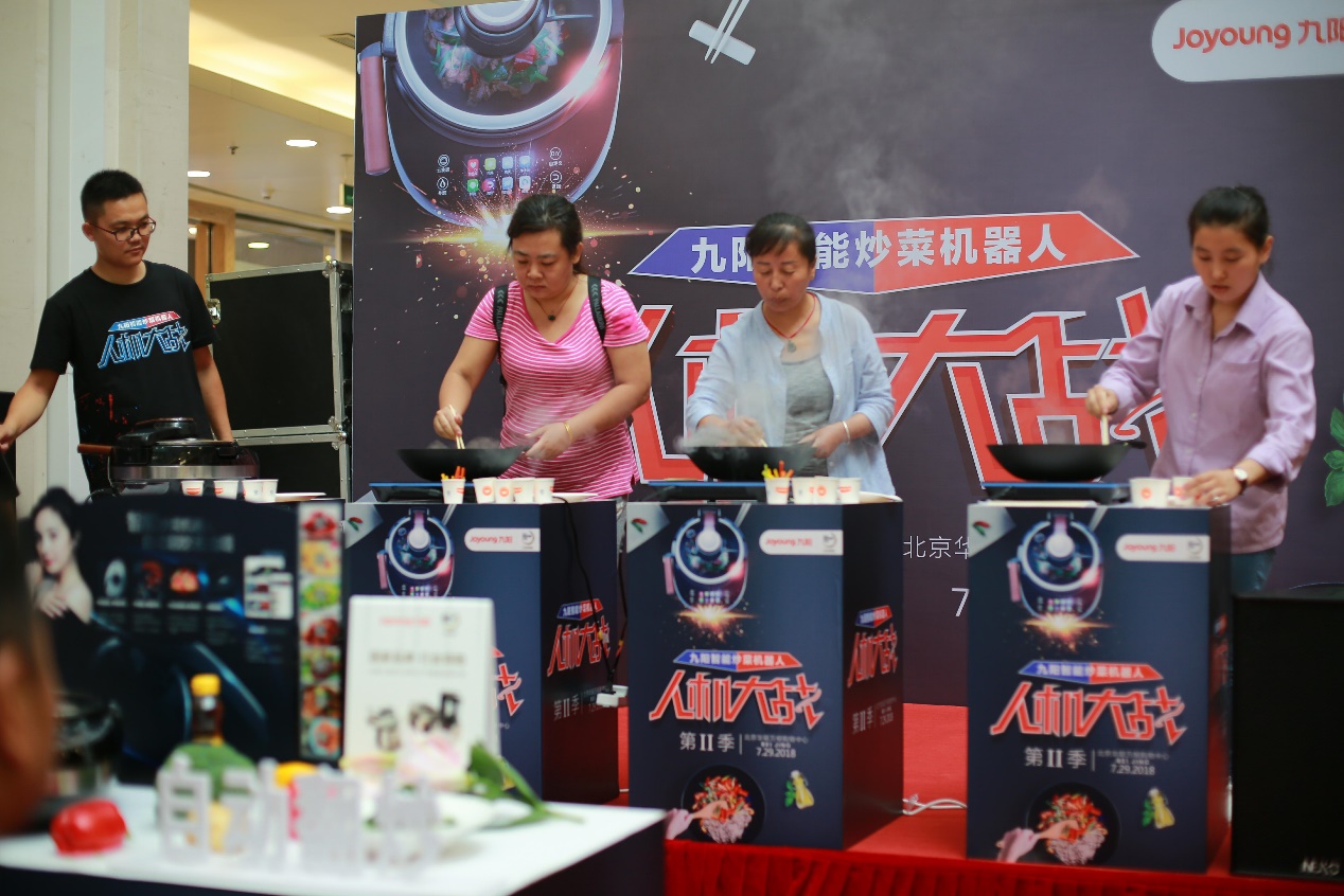 厨艺版"人机大战" 九阳炒菜机器人完胜大厨
