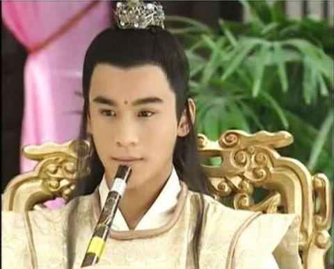 至今我还记得乔振宇在《雪花女神龙》中扮演的欧阳明日，俊美非凡。