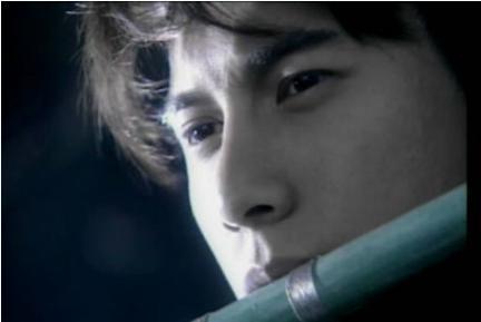 吴奇隆的古装造型也是不错的，他饰演的杀手若寒凄美忧郁，让人心疼。