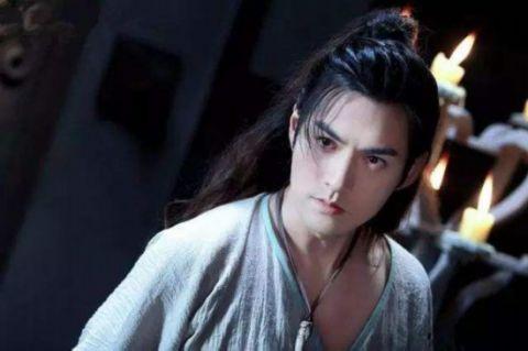 严屹宽可以说是为古装而生的，他的任何古装造型都很好看。