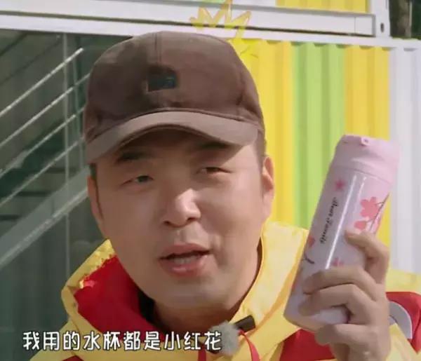 杜海涛顺着沈梦晨的话说了下去,自己用着粉色的茶杯。