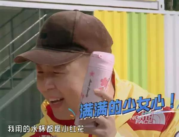 不仅仅是粉色,上边还画着各种各样的小花呢,满满的少女心。